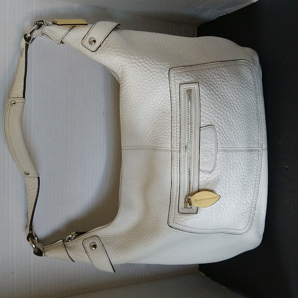 VGUC. Vintage Coach Penelope Winter White Pebbled Leather hobo bag.
